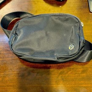Lululemon Everywhere belt bag- black